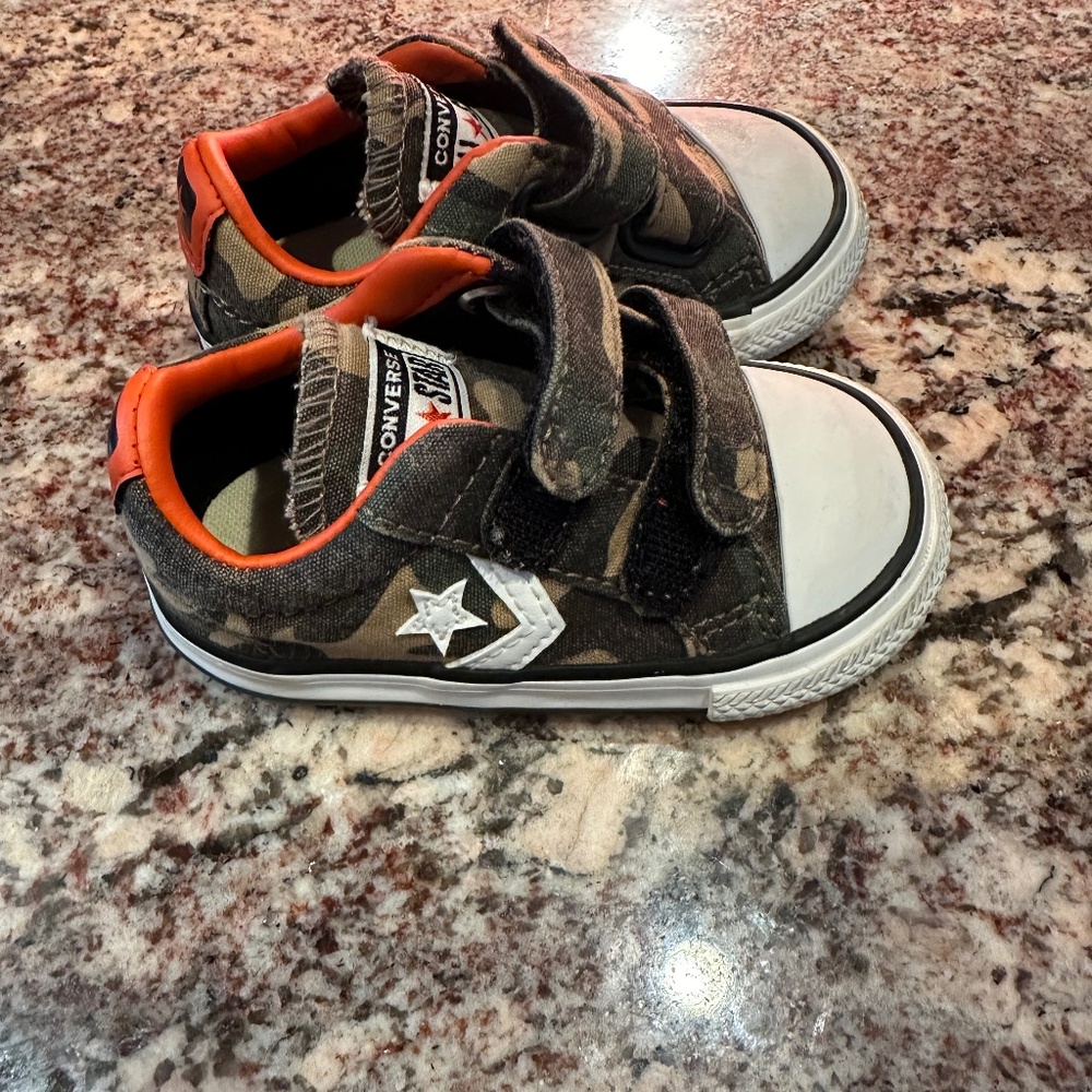 Converse baby/toddler camo size 4